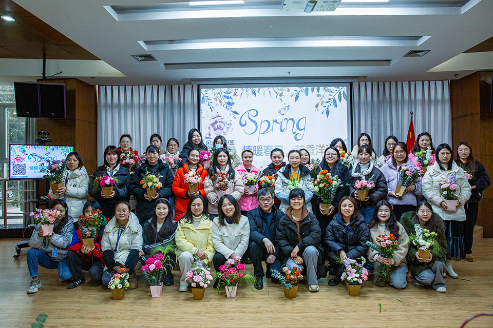 巾帼心向党·花香绽芳华|华体会网页版页面登录开展庆“三八”妇女节暨主题党日活动
